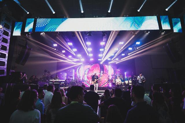 Com axé, emoção e casa cheia, Durval e Peixe marcam a abertura do Réveillon Costa do Sauípe, que hoje chega à grande virada com Saulo e Batifun