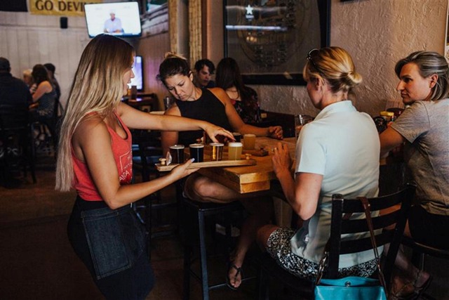 Abrasel lança cartilha para ajudar bares e restaurantes a montar escalas de trabalho eficientes