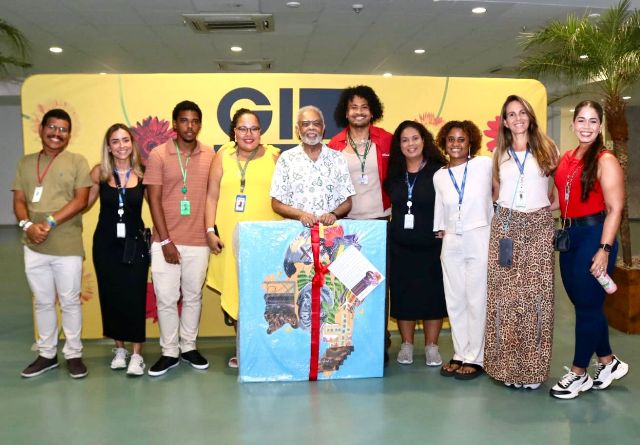 Arena Fonte Nova homenageia Gilberto Gil com exposição de obras da APAE de Salvador