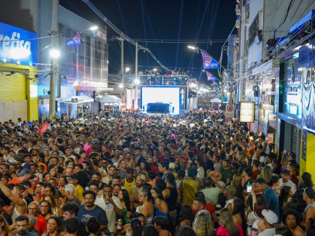 Da Adolfo Viana à Orla I: segunda noite do Carnaval de Juazeiro é marcada por emoção, multidão e grandes shows