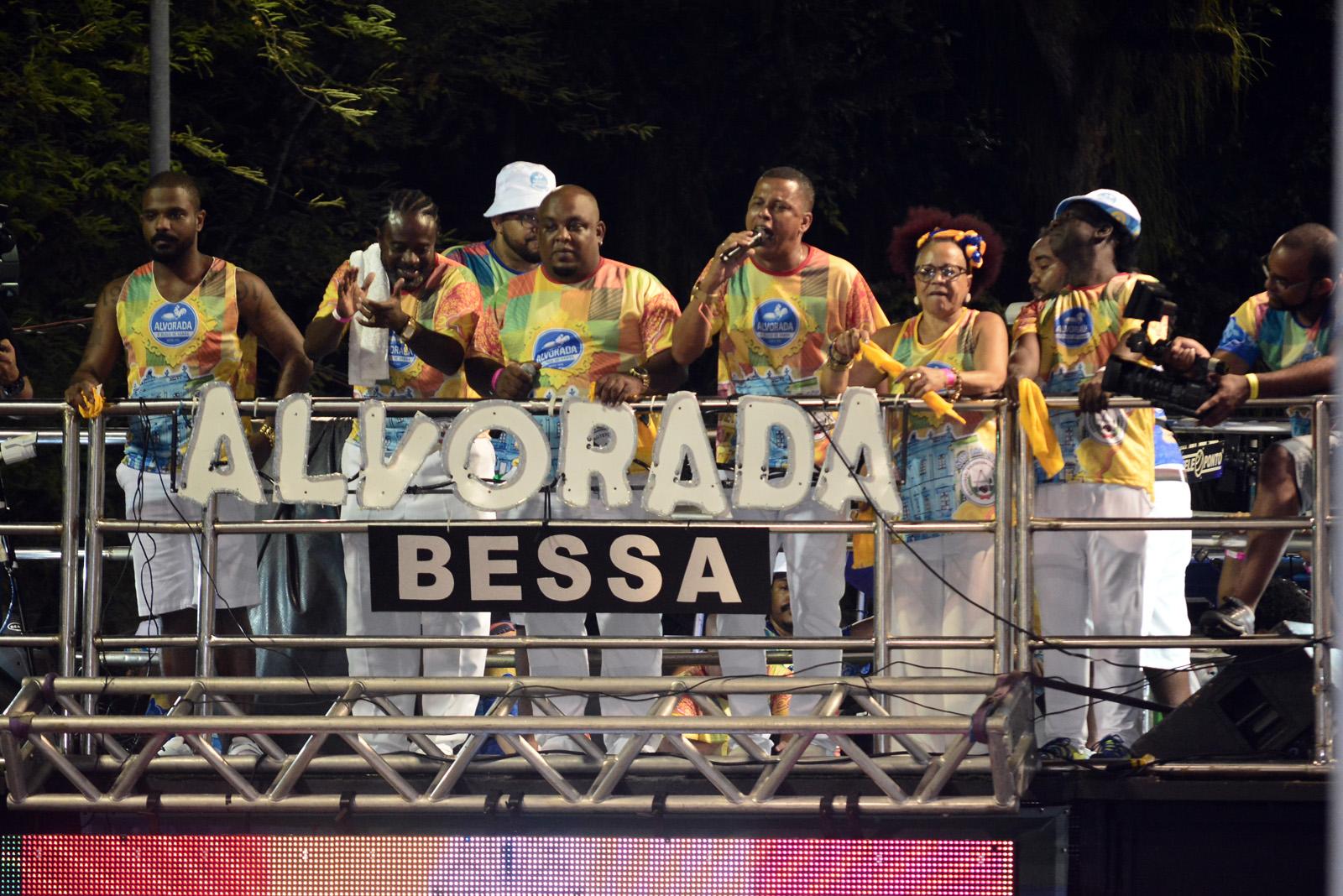 Samba dá o tom da abertura do Carnaval e ecoa na avenida com desfiles de blocos dedicados ao ritmo