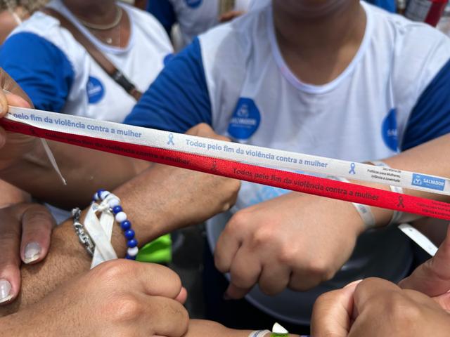 ‘Pelo fim da violência contra a mulher’: Prefeitura distribui na Lavagem do Bonfim fitinhas com mensagem especial