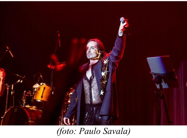 Johnny Hooker revela seus produtos de maquiagem favoritos e celebra a liberdade de expressão pela beleza