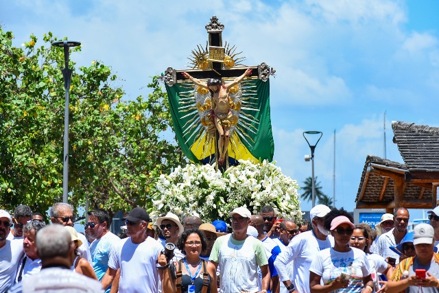 Fiéis levam imagem do Senhor do Bonfim à Conceição da Praia em procissão marítima que precede Lavagem