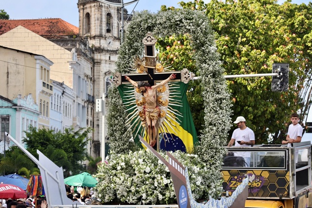 De cadeiras de rodas a carrinhos de bebê: a fé move multidões até a Basílica do Bonfim