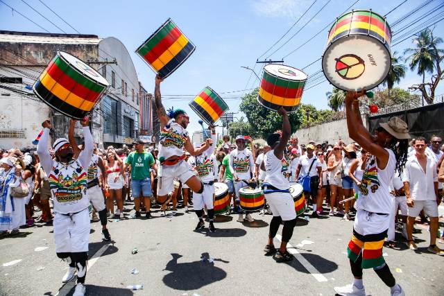 Percussão do Olodum mobiliza público em caminhada na Lavagem do Bonfim