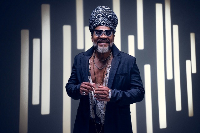 Carlinhos Brown recebe convidados no palco da Enxaguada de Yemanjá 2026