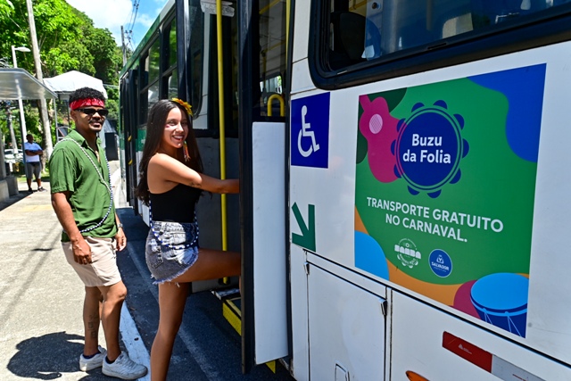 Linhas especiais gratuitas transportam 66,5 mil pessoas e número de veículos privados cai 18% no primeiro dia de Carnaval