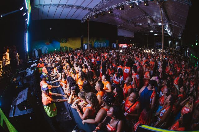 Terceira noite de festa no Camarote Glamour recebe shows de Timbalada, Pagodart e Uel