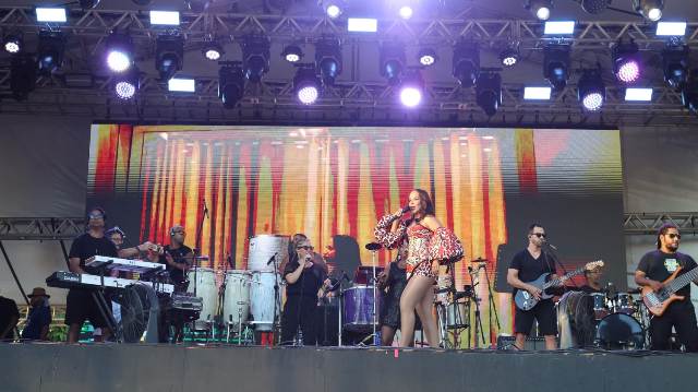 Palco Axé Pelô, no Circuito Batatinha, atrai foliões de todas as idades para o Centro Histórico