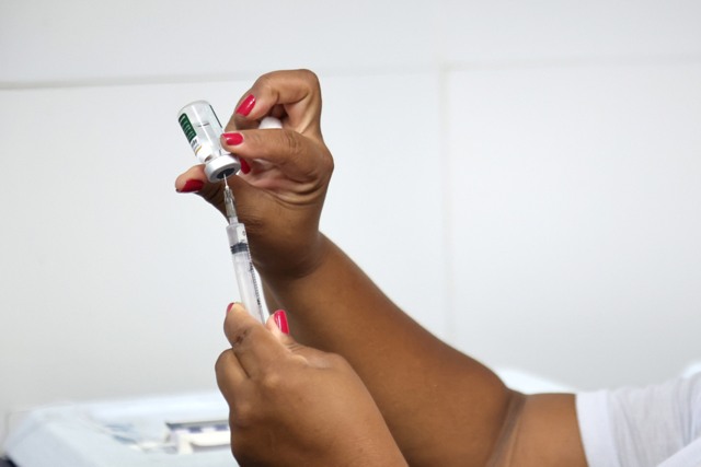 Profissionais de saúde recebem vacinação contra dengue em Salvador