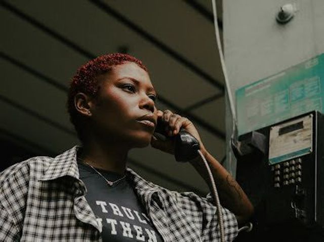 Marca de Salvador aposta em streetwear autoral com drop que resgata estética urbana dos anos 90