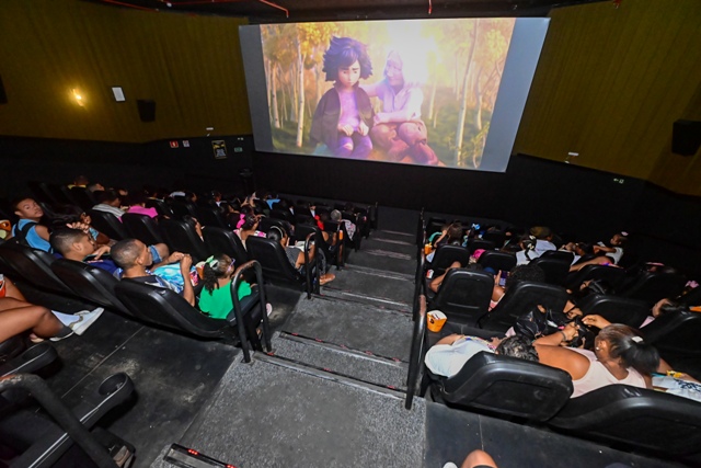 Dia da Síndrome de Down é celebrado de forma antecipada com sessão de cinema e meias trocadas