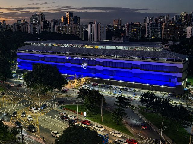 Shopping Itaigara ilumina fachada em azul em apoio à conscientização do autismo