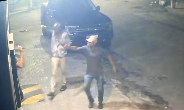 Empresário é baleado na cabeça em tentativa de homicídio no centro de Paulo Afonso; vídeo mostra momento do crime