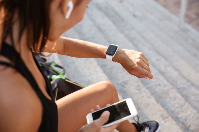Monitoramento por smartwatches ajuda na prática de exercícios, mas não substitui acompanhamento profissional