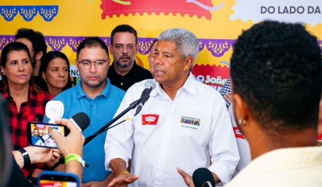 Foto: Governdor da Bahia, Jer&ocirc;nimo Rodrigues, anuncia ao lado do prefeito M&aacute;rio Galinho e do secretariado a abertura dos festejos juninos.