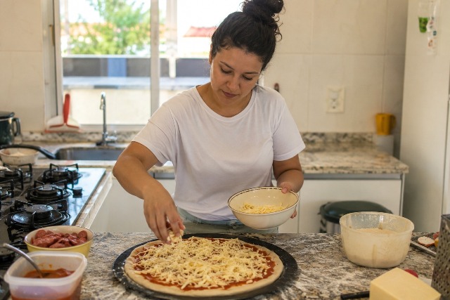 Dia da Pizza: preparo em casa ganha espaço como alternativa para economizar sem abrir mão do sabor