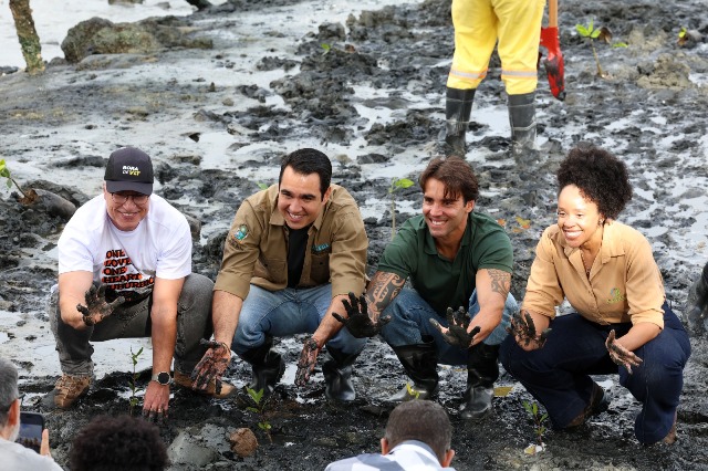 Com a presença de Daniel Cady e Mariene de Castro, estudantes da rede pública plantam 3 mil mudas de mangue em trecho do VLT