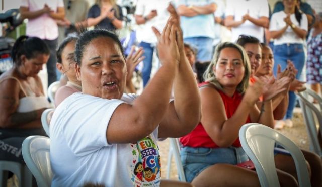 Foto: Moradores comemoram anúncio de construção da unidade de saúde.
