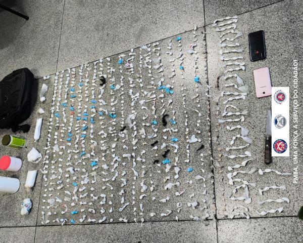 POLICIA MILITAR CUMPRE MANDADO DE PRISÃO E APREENDE MAIS DE 700 PORÇÕES DE DROGAS EM PAULO AFONSO