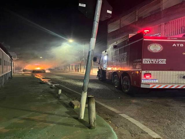 CORPO DE BOMBEIROS MILITAR DA BAHIA ATUA EM INCÊNDIO VEICULAR NO CENTRO DE PAULO AFONSO
