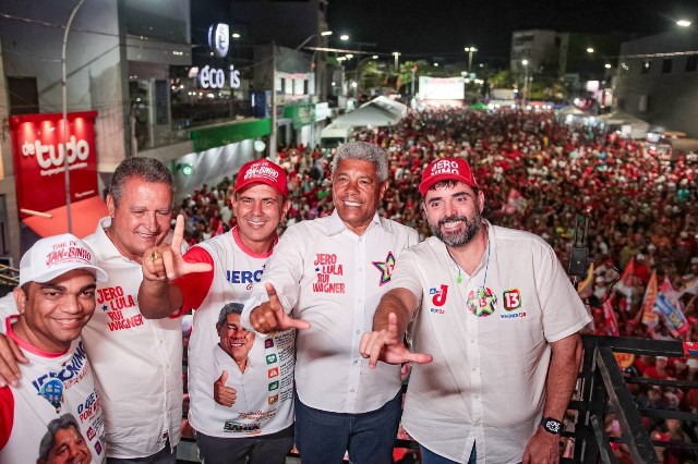 Jerônimo reúne mais de 10 mil pessoas em Rio Real e afirma que o sonho de uma vida melhor se realiza com o Time de Lula