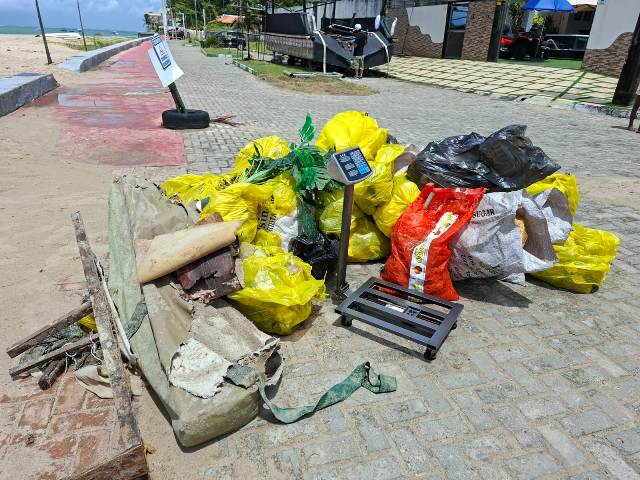 Projeto Mares recolhe 165 quilos de resíduos em ação de limpeza de praia em Mar Grande