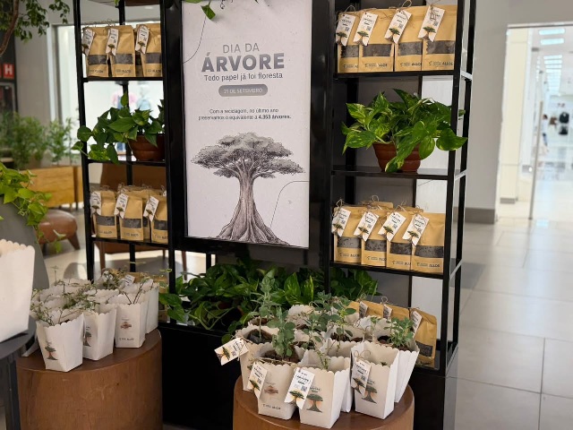 DIA DA ÁRVORE: SHOPPING DA BAHIA INCENTIVA PRÁTICAS SUSTENTÁVEIS COM DISTRIBUIÇÃO DE MUDAS E ADUBOS