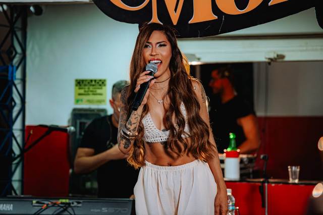 Simone Morena celebra sucesso de novo audiovisual, que ultrapassa 200 mil visualizações no YouTube
