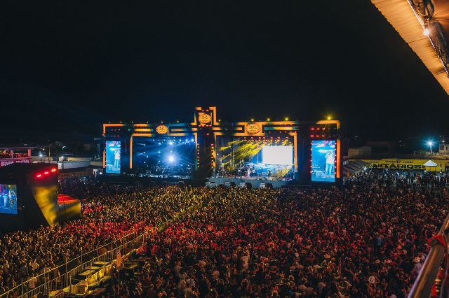 Vaquejada de Serrinha encerra edição com parque lotado e aniversário de Wesley Safadão celebrado no palco