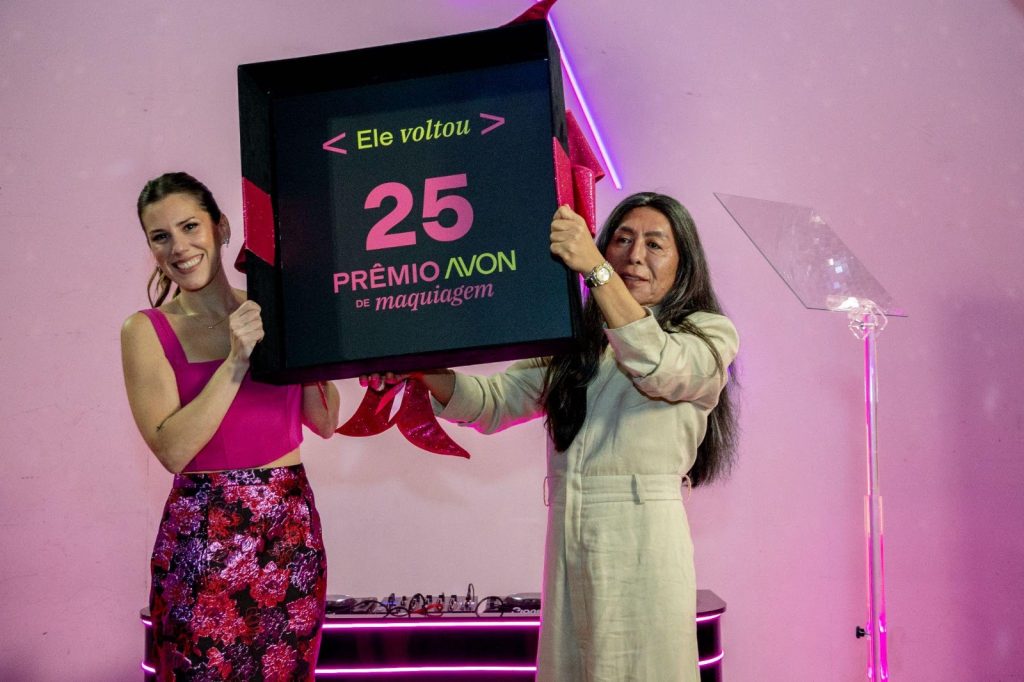 Cec&iacute;lia Ribeiro, diretora de neg&oacute;cios e marca Avon Am&eacute;rica Lartina e Celso Kamura, maquiador premiado 4 vezes no Pr&ecirc;mio Avon Maquiagem (Cr&eacute;dito: Divulga&ccedil;&atilde;o/Avon)