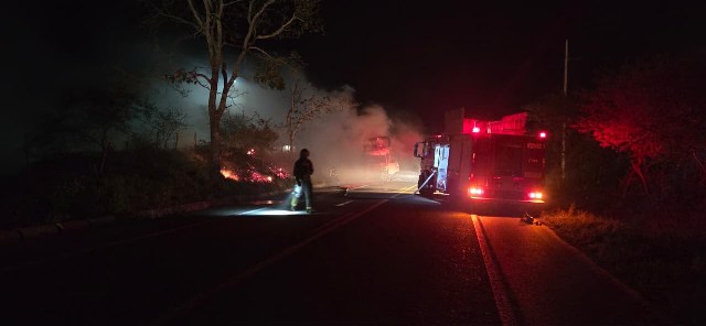 15º BBM atende ocorrência de incêndio em carreta na BR-110