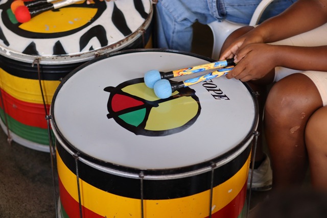 Escola Olodum comemora 43 anos com show e cortejo no Pelourinho
