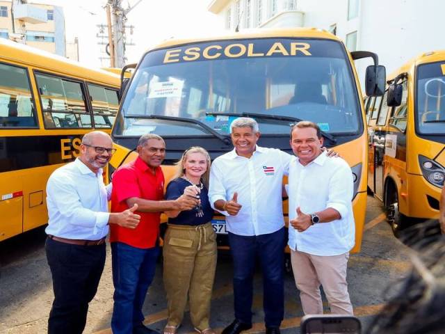 Jerônimo Rodrigues entrega 110 ônibus escolares para municípios do interior da Bahia