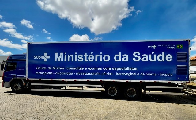 Representante do Ministério da Saúde visita carreta de saúde da mulher em Cruz das Almas (BA)