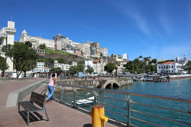 Bahia se prepara para alta temporada de verão, e planejamento financeiro ganha importância para empreendedores